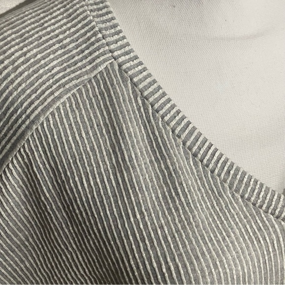 Gyft‎ Grey & Cream Striped Tie Front Short Sleeve Top - Picture 5 of 5